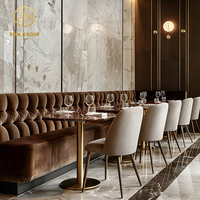 Ensemble de mobilier commercial Ron Group pour restaurant : table carrée en marbre, chaises en tissu, banquette rembourrée en velours