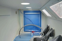Machine de sablage multi-stations professionnelle avec cabine de sablage longue