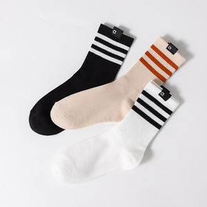 Chaussettes <span class=keywords><strong>Bape</strong></span> avec logo brodé de créateur Chaussettes de sport 100% coton personnalisées pour hommes Service OEM à la mode Impression numérique - Product Image 3