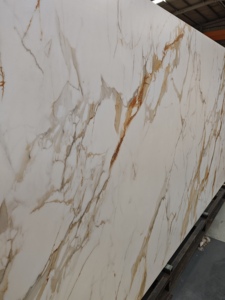 Plaques murales en pierre frittée Calacatta Gold <span class=keywords><strong>de</strong></span> haute qualité <span class=keywords><strong>pour</strong></span> <span class=keywords><strong>salle</strong></span> <span class=keywords><strong>de</strong></span> <span class=keywords><strong>bain</strong></span>, comptoirs <span class=keywords><strong>de</strong></span> cuisine ou carrelage mural - Product Image 4