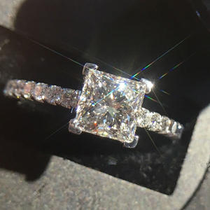 Anello di Fidanzamento Q757 per Donna con Diamante Taglio Radiant, Diamante Naturale Stile Classico con Diamanti Laterali - Product Image 2