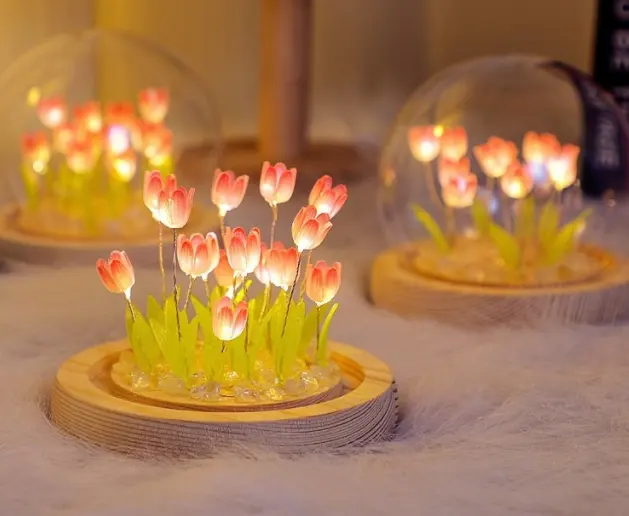 diy material kreativ romantisch bunt künstliche blume tulipane nachtlicht runde vase mini glaskuppel mit holzboden tischlampe