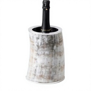 Botella Artesanal de Cuerno de Búfalo para Colecciones Históricas y Exhibición - Product Image 1