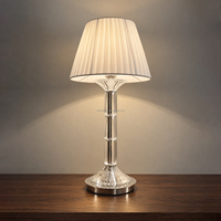 Lampe de table en cristal de luxe française, base en fer plaqué, abat-jour en tissu plissé, verre en cristal pour chambre à coucher, salon, villa, hôtel