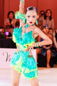 Robe de danse sur mesure en mousseline de soie et élasthanne/coton, style Jazz Latin, élégante, ornée de pompons et de fleurs cloutées, pour compétition, effet saisissant - Product Image 4