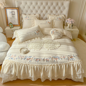 Juego de Ropa de Cama de Cuatro Piezas de Terciopelo de Leche de la Serie Rose Love - Product Image 1