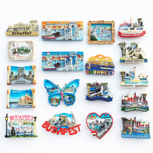 Vente en gros en stock de souvenirs touristiques européens de Budapest, Hongrie, aimants de réfrigérateur en résine peints, avec motifs d'attractions. - Product Image 1