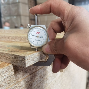<span class=keywords><strong>Panneau</strong></span> <span class=keywords><strong>OSB</strong></span> ZEQUAN de première qualité 18 mm/9 mm 4x8 pour meubles Garantie <span class=keywords><strong>1</strong></span> an - Product Image 4