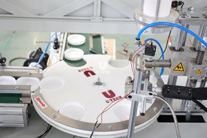 Máquina para Insertar Revestimientos de Plástico, Juntas de Aluminio y Arandelas de Espuma, Máquina para Colocar Material Acolchado, Máquina de Pegamento Termofusible - Product Image 2