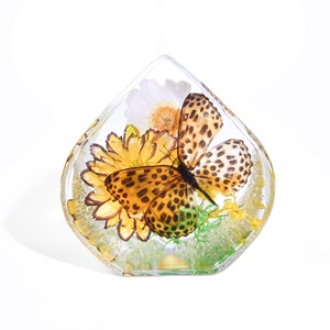 Cuore di ghiaccio scolpito a forma di fiore, con margherite e rose vere incapsulate in resina – Regalo creativo ideale per amici e famiglie - Product Image 5