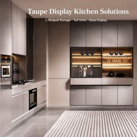 Système d'armoires de cuisine en mélamine sur mesure en forme de L avec unités de rangement hautes et vitrines en verre, idéal pour les projets résidentiels