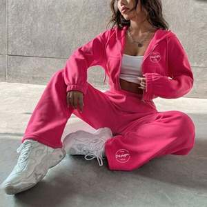 Diseño personalizado de alta densidad Crop Top Sudadera con capucha Short Jogger Set Trajes Ropa de mujer Señoras en blanco recortado Sudadera con capucha Set para mujer - Product Image 5