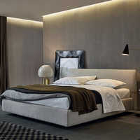 Lit capitonné italien de luxe moderne avec tête de lit et rangement, cadre plateforme bas profilé en bois de manguier, taille King/Queen