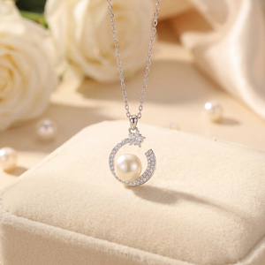 Collar con Colgante de Luna Creciente y Estrella con Perlas de Agua Dulce y Circonitas Cúbicas en Plata S925, Joyería Romántica Celestial para Mujer - Product Image 4