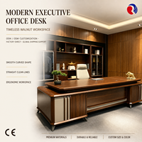Bureau de direction moderne en bois grainé avec armoires de rangement symétriques et passe-câbles