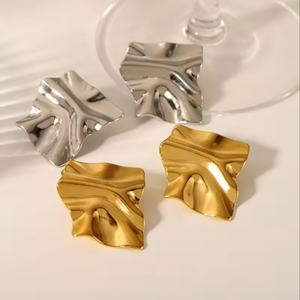 Pendientes de botón asimétricos, geométricos e irregulares de acero inoxidable chapado en oro de 18 quilates, elegantes y de moda, con textura única, para venta al por mayor. - Product Image 1