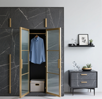 Garde-robe durable de haute qualité: armoires aux tons sombres, sections à portes en verre, tiroirs intégrés, espace de rangement organisé