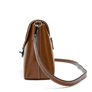 Un bolso de mano de cuero desmontable de gran capacidad con un diseño sencillo y un cierre de cremallera de fácil aplicación. - Product Image 6