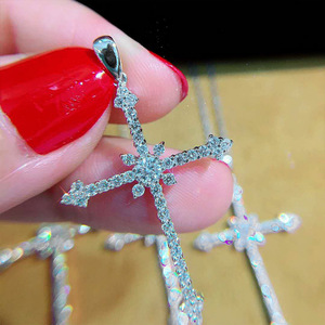 Ciondolo a Croce Placcato Argento con Strass e Cristalli, Gioiello Religioso Cristiano Unisex, Regalo in Lega di Zinco con Incastonatura a Griffe - Product Image 1
