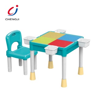Bambini prima educazione plastica che studiano giocando a blocchi di costruzione tavolo - Product Image 2