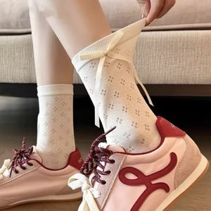 Calcetines a media pantorrilla con diseño de lazo, calcetines transpirables para mujer para primavera y verano, patrón de puntos, fibra de poliéster - Product Image 1