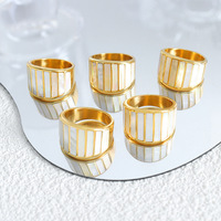 Coquillage de mer blanc coloré Lignes de coquille européennes et américaines Texture Sens Anneau Filles Populaire Titane Acier Plaqué Or 18k