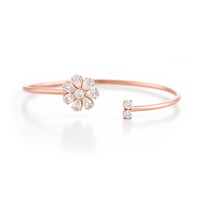 Bracelet manchette ouverte romantique Gemnel en argent plaqué or 14 carats avec motif floral, pétales taillés en poire et zircone cubique ronde brillante, ajustable