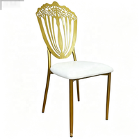 Chaise d'événement à structure métallique dorée, dossier éventail ajouré, assise rembourrée en similicuir blanc, mobilier de fête moderne