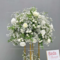 Boule de fleurs en soie de luxe de haute qualité en blanc, rose et rouge pour la décoration de table de mariage et d'événements de remise de diplômes