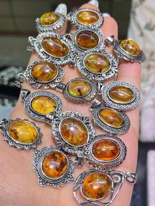 Ciondolo in Ambra Dorata Naturale con Iniziale, Design Originale, Gioiello con Cristallo Curativo Reki - Product Image 2