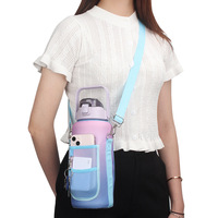 Botella de Agua Deportiva de Plástico de 2L para Exteriores, Venta al Por Mayor del Fabricante, con Funda Protectora Térmica de 64oz y Correa de Transporte