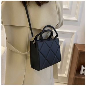Elegante Bolso Tote Acolchado Mini, Bolso de Mano 2 en 1 con Asa Superior y Correa Cruzada, Bolso de Hombro Pequeño Versátil para Mujer - Product Image 2