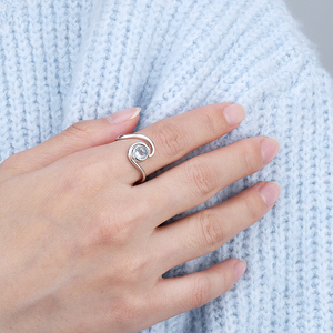 Bague minimaliste inspirée des vagues océaniques, ornée d'une pierre précieuse aigue-marine, style marin frais, motif vague tourbillonnante. - Product Image 5