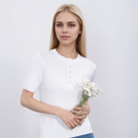 T-shirt pour femme OEM, col rond, en fibre de lyocell triacétate, manches courtes, pull ajusté avec bouton