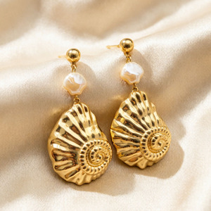 Pendientes de Acero Inoxidable con Concha de Caracola Dorada Serie Océano, Pendientes Colgantes Exagerados para Vacaciones en la Playa - Product Image 1
