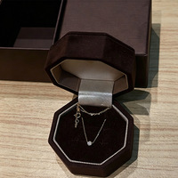 Boîte à bijoux octogonale élégante en velours avec couvercle rabattable pour bagues, pendentifs et colliers – Emballage luxueux – 4 couleurs – Vente en gros Shaher