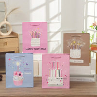 Sac cadeau classique en papier ivoire pailleté 210 g/m² avec motifs gâteau d'anniversaire et bougie, idéal pour les fêtes d'anniversaire et comme sac souvenir