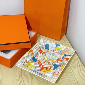 Cenicero de Cerámica de Estilo Europeo para Escritorio, Diseño Cuadrado de Gran Diámetro con Cuatro Ranuras y Base Antideslizante, Ideal para Regalo, Hogar o Restaurante - Product Image 4