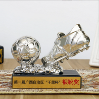 Le nouveau trophée de football en résine ornement trophée de tireur de football et trophée de championnat de football personnalisé