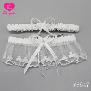 M8547 la jarretière Slim-Line est une bande de satin <span class=keywords><strong>ivoire</strong></span> simple accentué avec une petite fleur de fleur avec centre étincelant. - Product Image 4