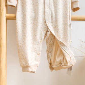 Tutina per Neonati a Maniche Lunghe con Motivo a Cuore, 100% <span class=keywords><strong>Cotone</strong></span> Biologico 200-220gsm, Chiusura con Bottoni a Scatto e Motivo Personalizzabile - Product Image 3