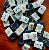 160 tuiles de mahjong américaines en stock, costume de clown spécial Kensington Grosport et tapis de jeu rétro (inclus)