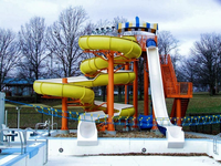 Vente directe d'usine de toboggans spirales colorés, installations de loisirs aquatiques sur mesure