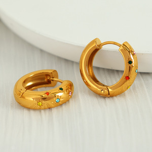 Boucles d'oreilles créoles dorées à motif étoile sertie de diamants, bijoux de soirée pour femme - Product Image 3