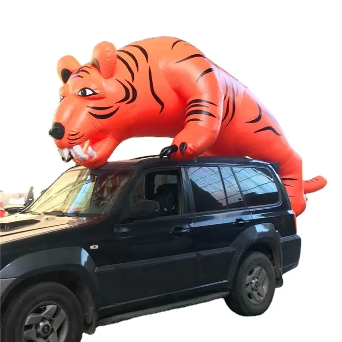 Tiger et loup <span class=keywords><strong>gonflable</strong></span> course à la voiture, pour la publicité