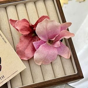 Mooie <span class=keywords><strong>Chinese</strong></span> Lelie One-Word Clip Stof Haaraccessoires Met Kunstmatige Simulatie Hars Bloemen Elegante Haarklauwen - Product Image 2