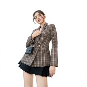 เสื้อเบลเซอร์ผู้หญิงสีแดงเบอร์กันดี แบรนด์ VIVI KA ODM OEM แบบกระดุมแถวเดียว ปกคอปกแบบเว้า ตกแต่งอีพาเล็ตต์ ผ้าวอร์สเตดเนื้อแน่น ป้องกันรอยยับ ทรงเข้ารูป - Product Image 1
