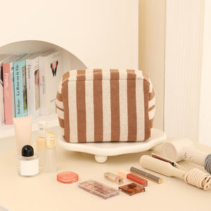 Vente en gros de trousses de <span class=keywords><strong>maquillage</strong></span> personnalisées pour femmes en tissu éponge, pochette portable à fermeture éclair, trousse de toilette rayée - Product Image 1