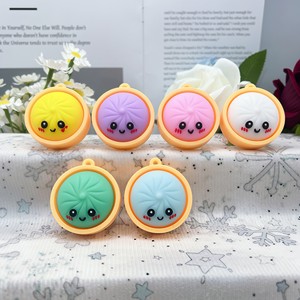 Juguete antiestrés de PVC 3D de 4.6cm con forma de dumpling, llavero y colgante para bolso, comida simulada con cara de caricatura para alivio del estrés diario y como adorno para bolso - Product Image 3