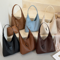 Sac à bandoulière tressé pour femme en cuir PU, grand sac fourre-tout souple, sac à main hobo avec fermeture magnétique et pochette zippée